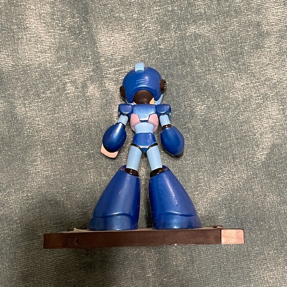 Mega Man on Platform - Picture 4 of 8